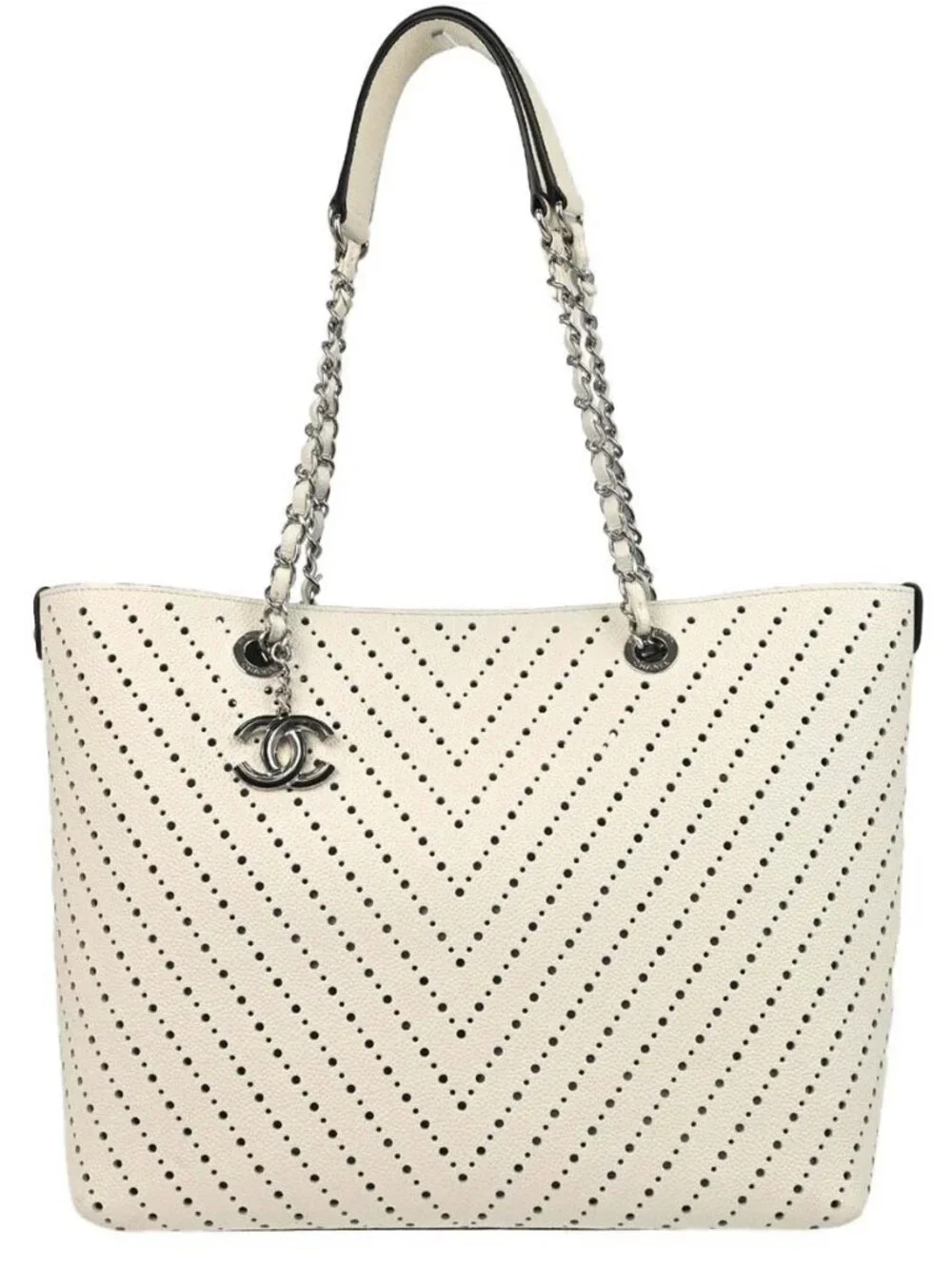 CHANEL outside 	sa